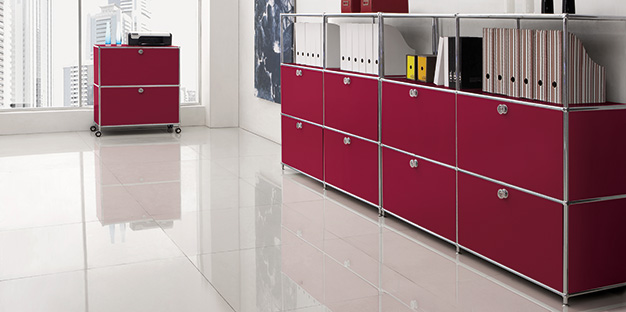 Verom Büromöbelprogramm mit roten Sideboards und einem roten Beistellmöbel